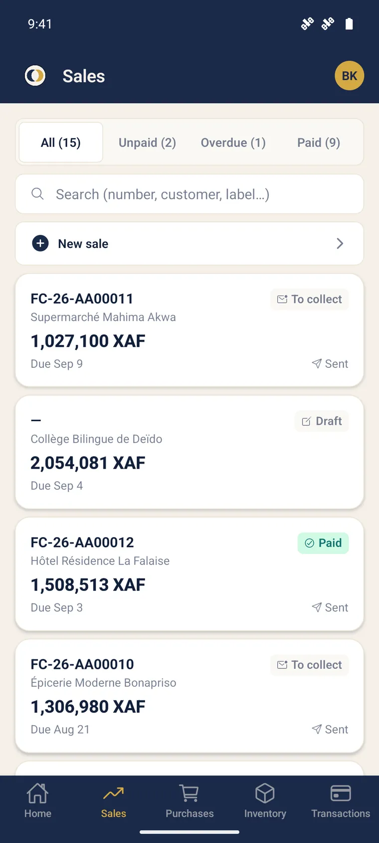 Mobile customer invoice list with statuses and XAF amounts.
